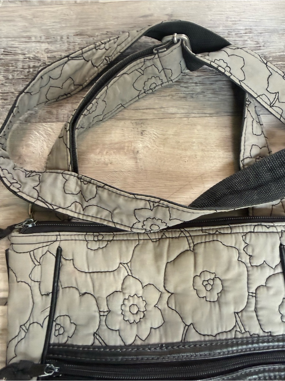 Thirty-One Gray & Black Quilted Poppy Floral Crossbody Shoulder Bag W Accent “C” - Picture 4 of 12